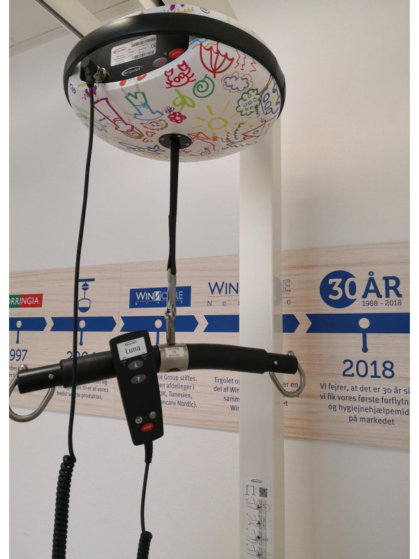 Podnośnik Sufitowy Luna Winncare – Innowacja i Bezpieczeństwo w Opiece Nad Pacjentami