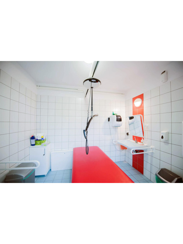 Podnośnik Sufitowy Luna Winncare – Innowacja i Bezpieczeństwo w Opiece Nad Pacjentami