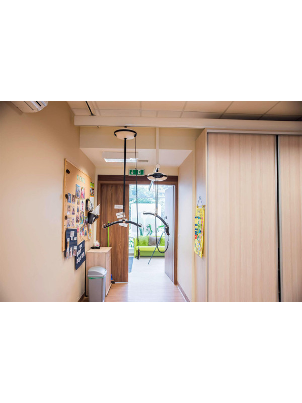 Podnośnik Sufitowy Luna Winncare – Innowacja i Bezpieczeństwo w Opiece Nad Pacjentami