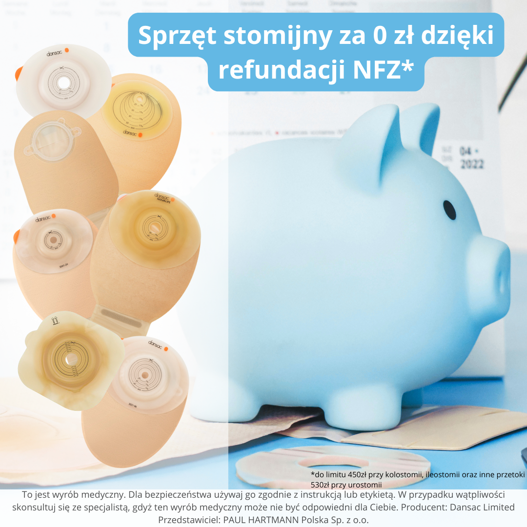 "Świnka skarbonka obok worków stomijnych Dansac – symbol oszczędności dzięki refundacji NFZ i dofinansowaniu PFRON"