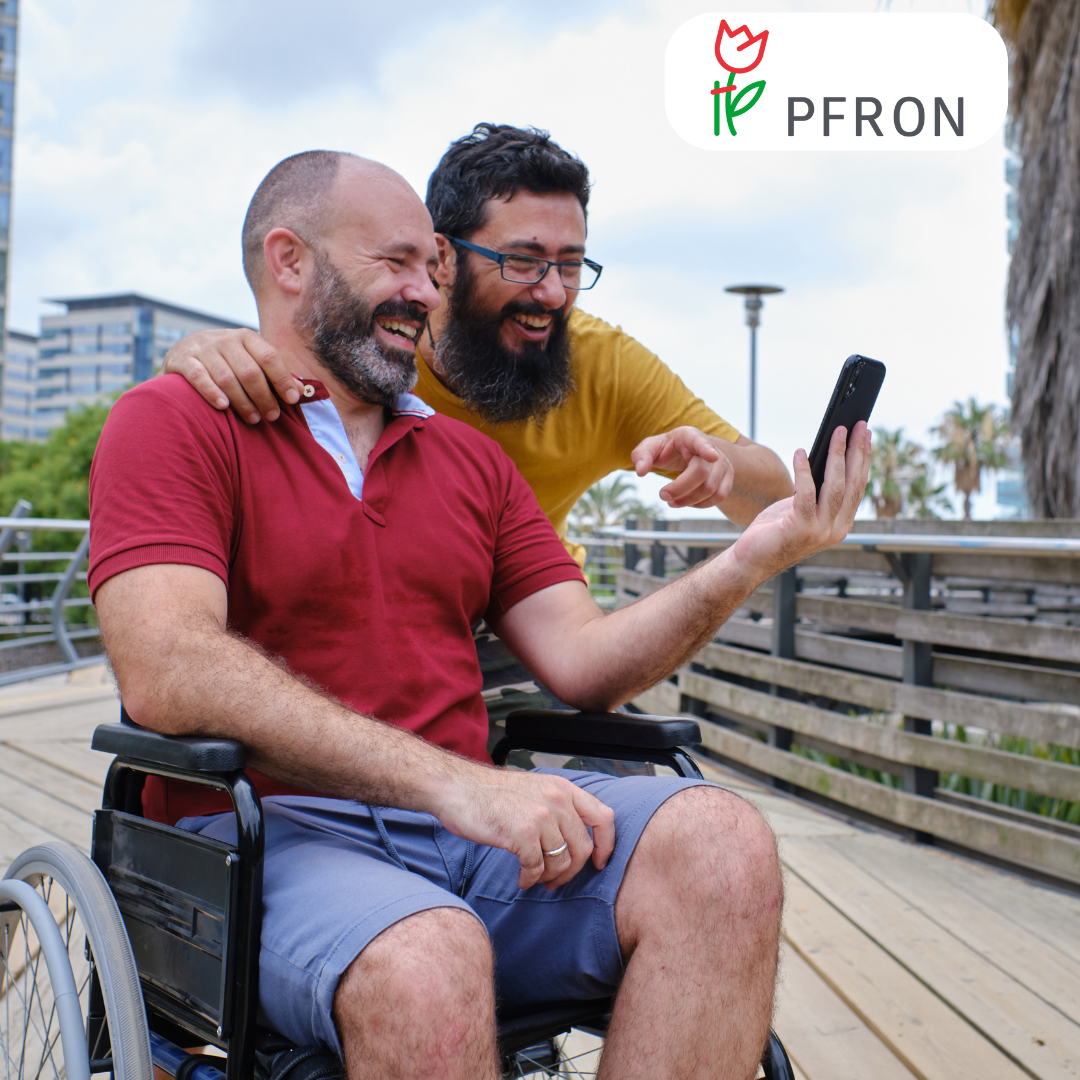 "Obrazek przedstawiający osobę niepełnosprawną z przyjacielem sprawdzający oferte ortomedico.pl"