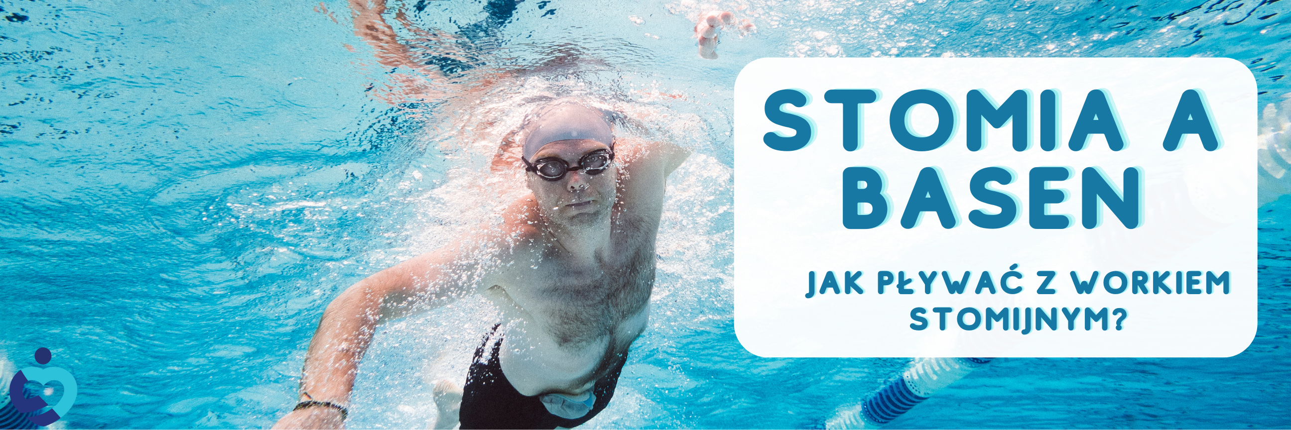 Osoba pływająca w basenie z widoczną stomią i założonym workiem stomijnym, z nałożonym tekstem "Stomia a basen – jak pływać z workiem stomijnym?"