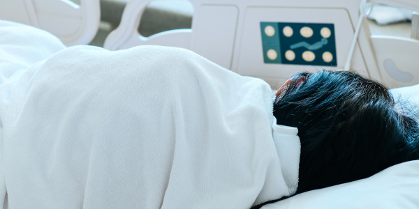 Jak umyć zęby osobie leżącej? Zasady higieny jamy ustnej krok po kroku