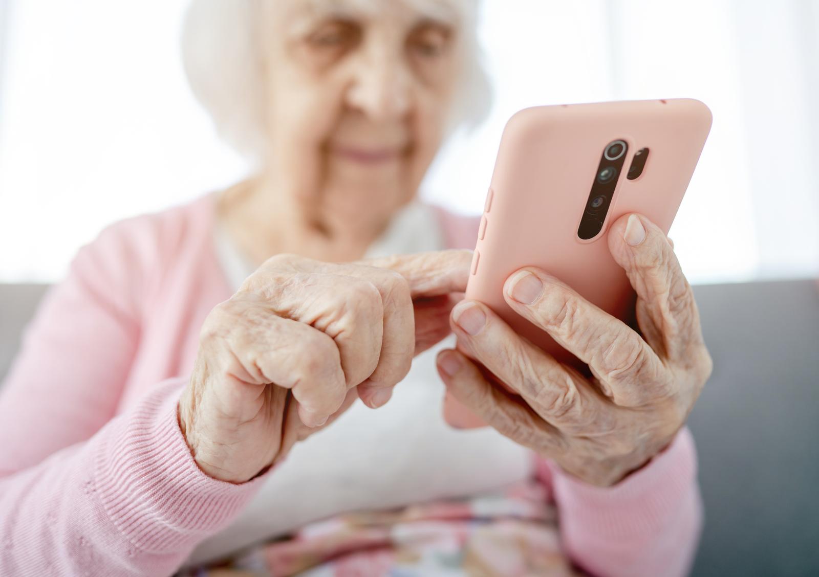 TOP 5 aplikacji dla seniora. Co powinno znaleźć się na jego smartfonie?