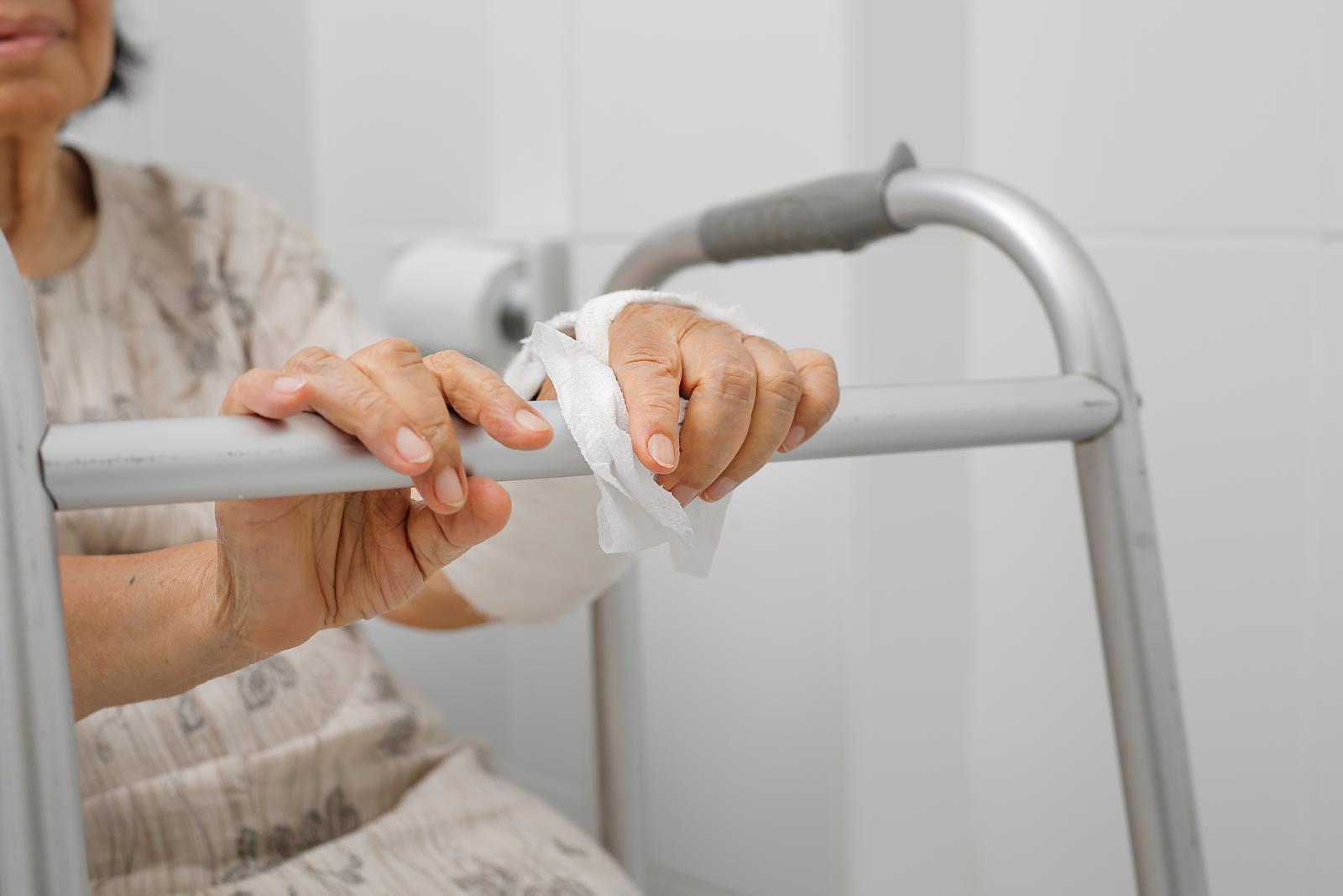 Demineralizacja kości u seniorów – jak zapobiegać i spowolnić jej postęp?