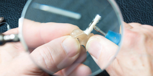 Aparat słuchowy dla seniora – kiedy jest konieczny i czy można kupić go z refundacją