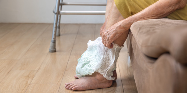 Nietrzymanie moczu u seniora – co może być powodem i jak je leczyć?