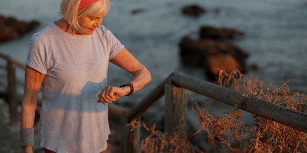 Opaska bezpieczeństwa dla seniorów – jakie ma funkcje i kiedy warto ją kupić?